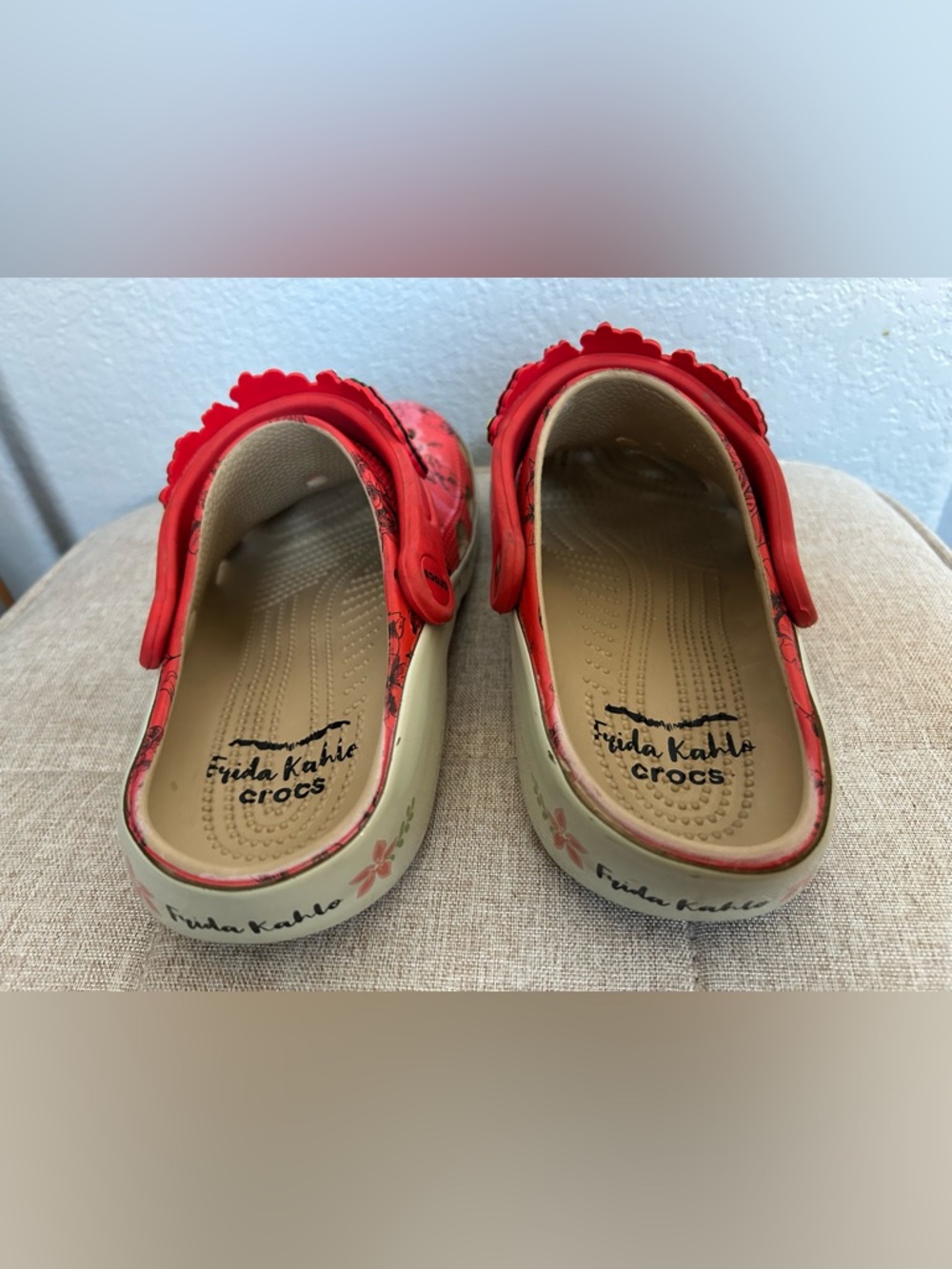 CROCS Red Floral Slingback Sandals with Cream Soles - Frida Kahlo size 7 - Picture 4 of 6